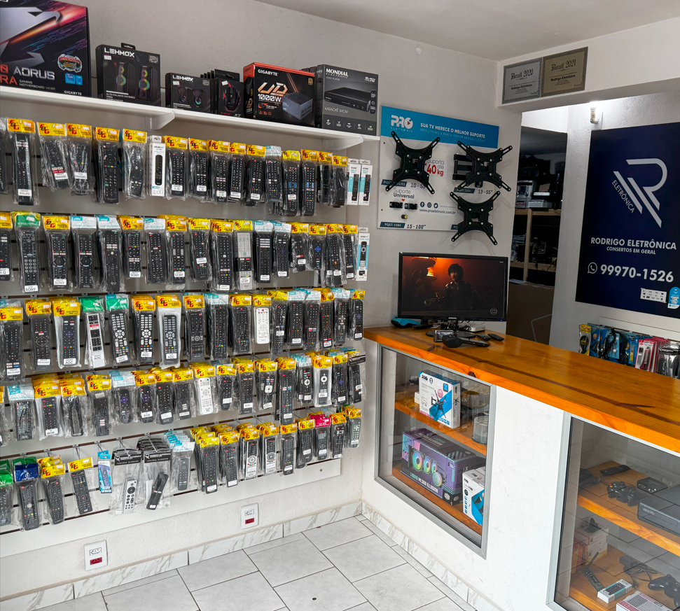 direita com controles de tv